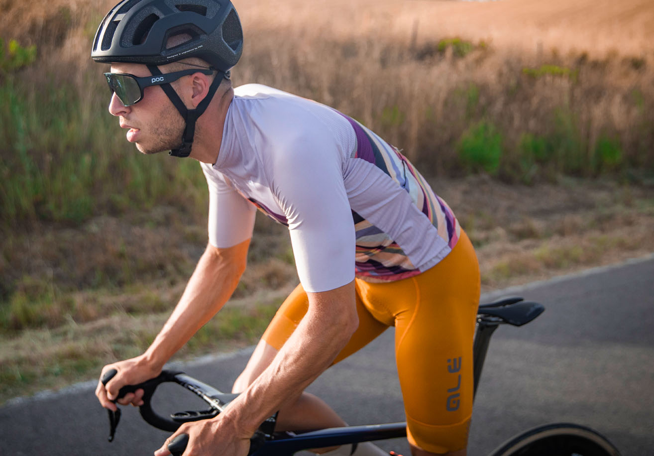 Le migliori maglie da ciclismo 2025: modelli a manica corta e lunga per Le migliori maglie da ciclismo 2025: modelli a manica corta e lunga per